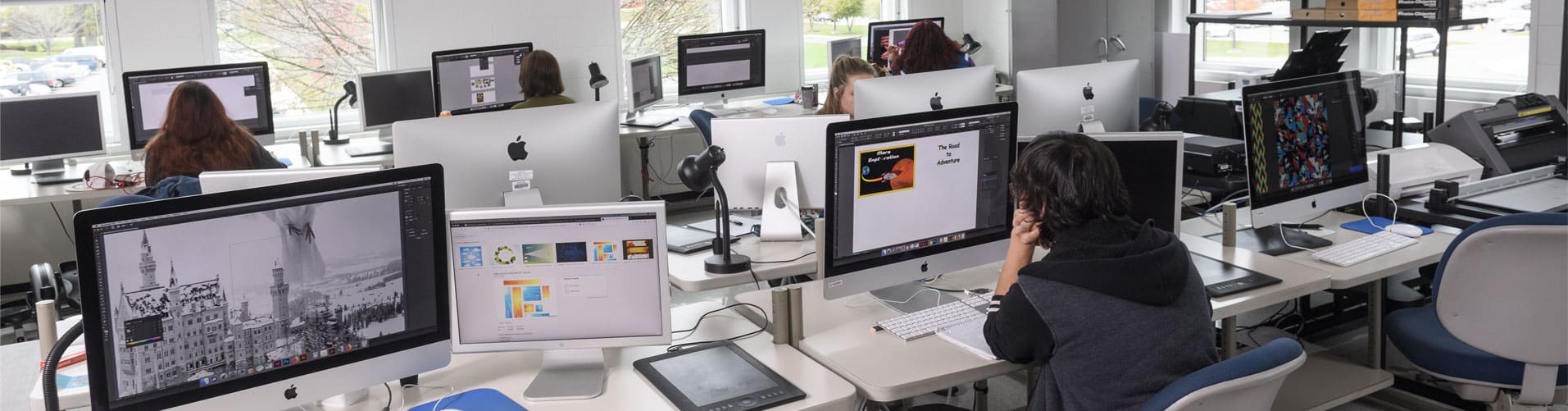 digital art studio with students sitting at apple computers
