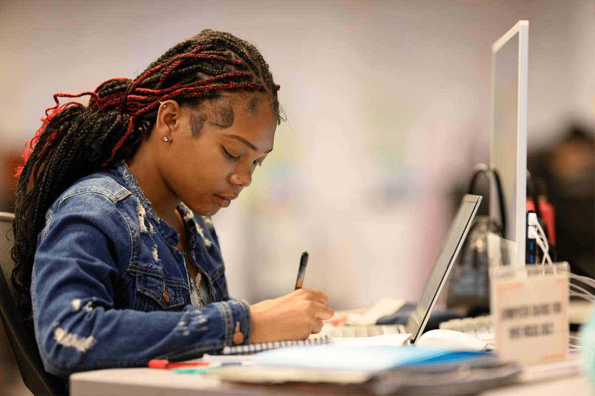 Young woman sitting at a computer.